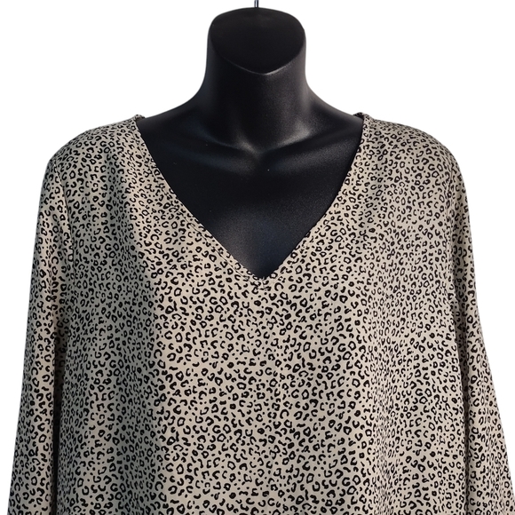 Chelsea & Theodore Blouse Women’s Leopard Print Crossover Hem V-Neck  Size Large - Picture 3 of 9